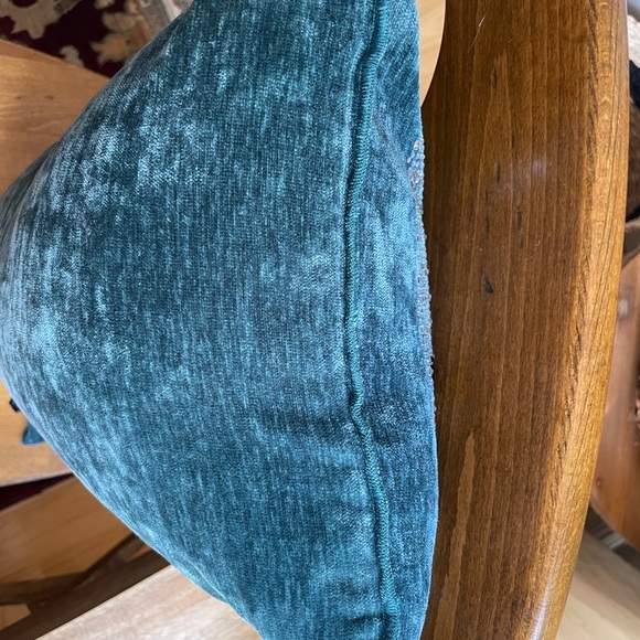 ๐Beautiful quality turquoise velvety feel lumbar pillow with sparkly skulls NWT - Picture 9 of 16